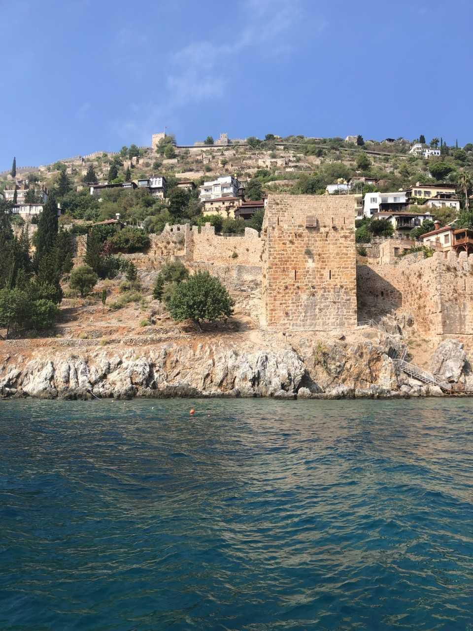 Widok z jachtu na Alanya Tersanesi oraz Kizil Kule Meydan