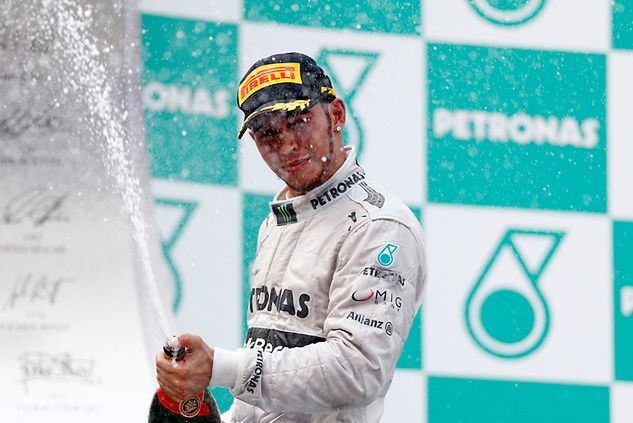 Lewis Hamilton wygrał na Węgrzech pierwszy wyścig w barwach Mercedesa