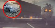 Tesla prawie wjechała pod pociąg. Internauci krytykują kierowcę, który chce pozwać markę