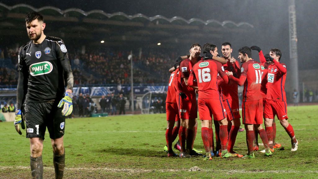 Zdjęcie okładkowe artykułu: Getty Images / Romain Perrocheau / Na zdjęciu: bramkarz Niort podczas pucharu Francji