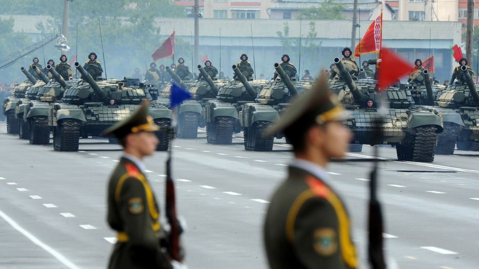 Parada ?ukaszenki
Columns of Belarus tanks move in formation during an Independence Day parade in Minsk on July 3, 2011. Belarus President Alexander Lukashenko warned his opponents against considering any uprising against his rule as the military staged a Soviet-style show of force in an Independence Day parade. AFP PHOTO / VIKTOR DRACHEV
VIKTOR DRACHEV