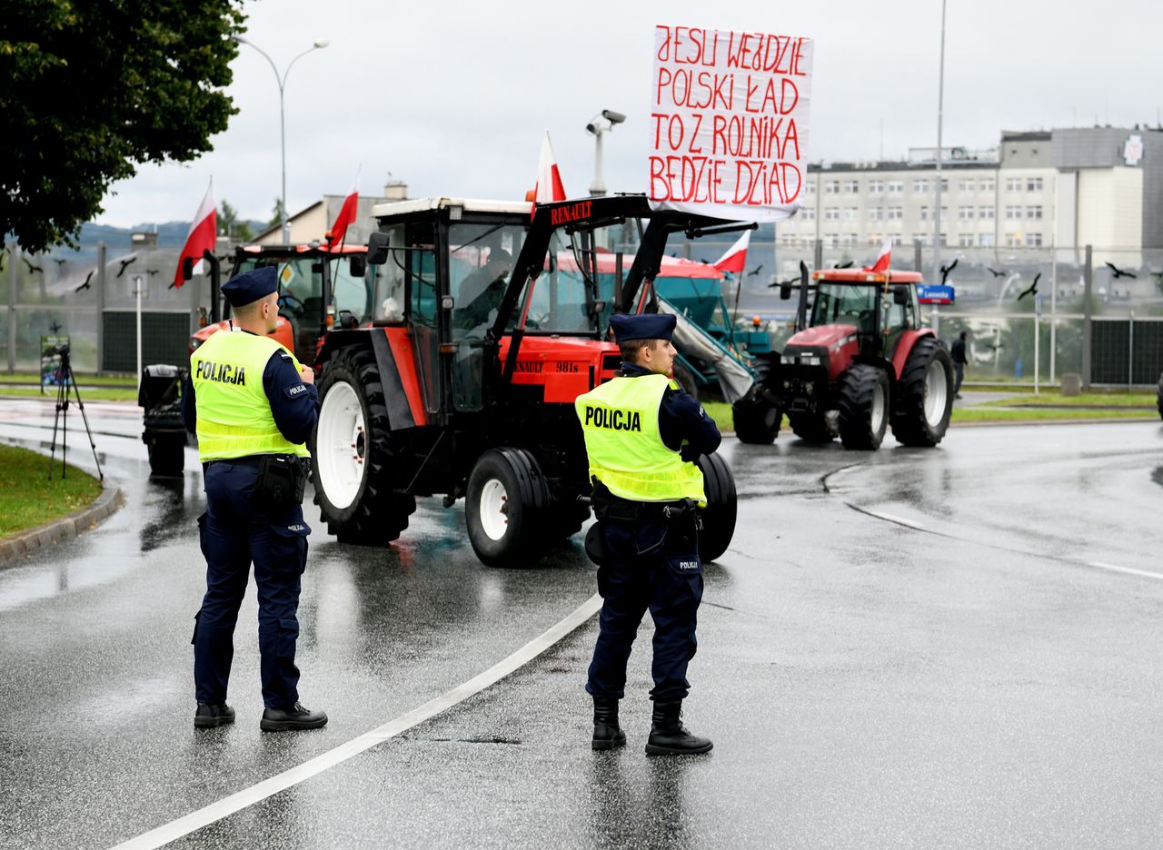  To kolejna z akcji Agrounii. Blokady zorganizowane zostały w wielu województwach. W środę rolnicy blokują trasę w okolicach Góry Kalwarii (jm) PAP/Darek Delmanowicz