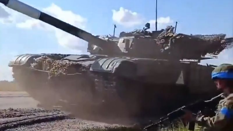 Jeden z byłych polskich czołgów PT-91 Twardy gdzieś na terenie obwodu kurskiego w Rosji. 