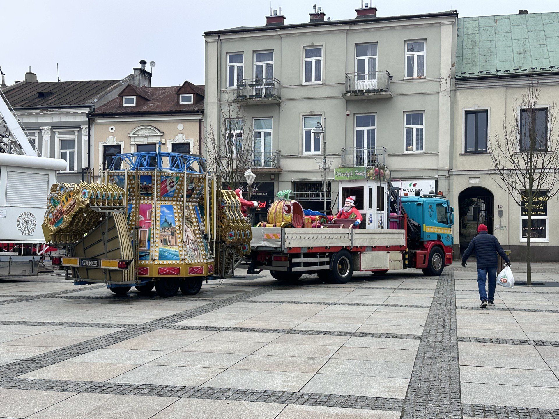 W okolicy widać też atrakcję dla młodszych, czyli karuzelę.