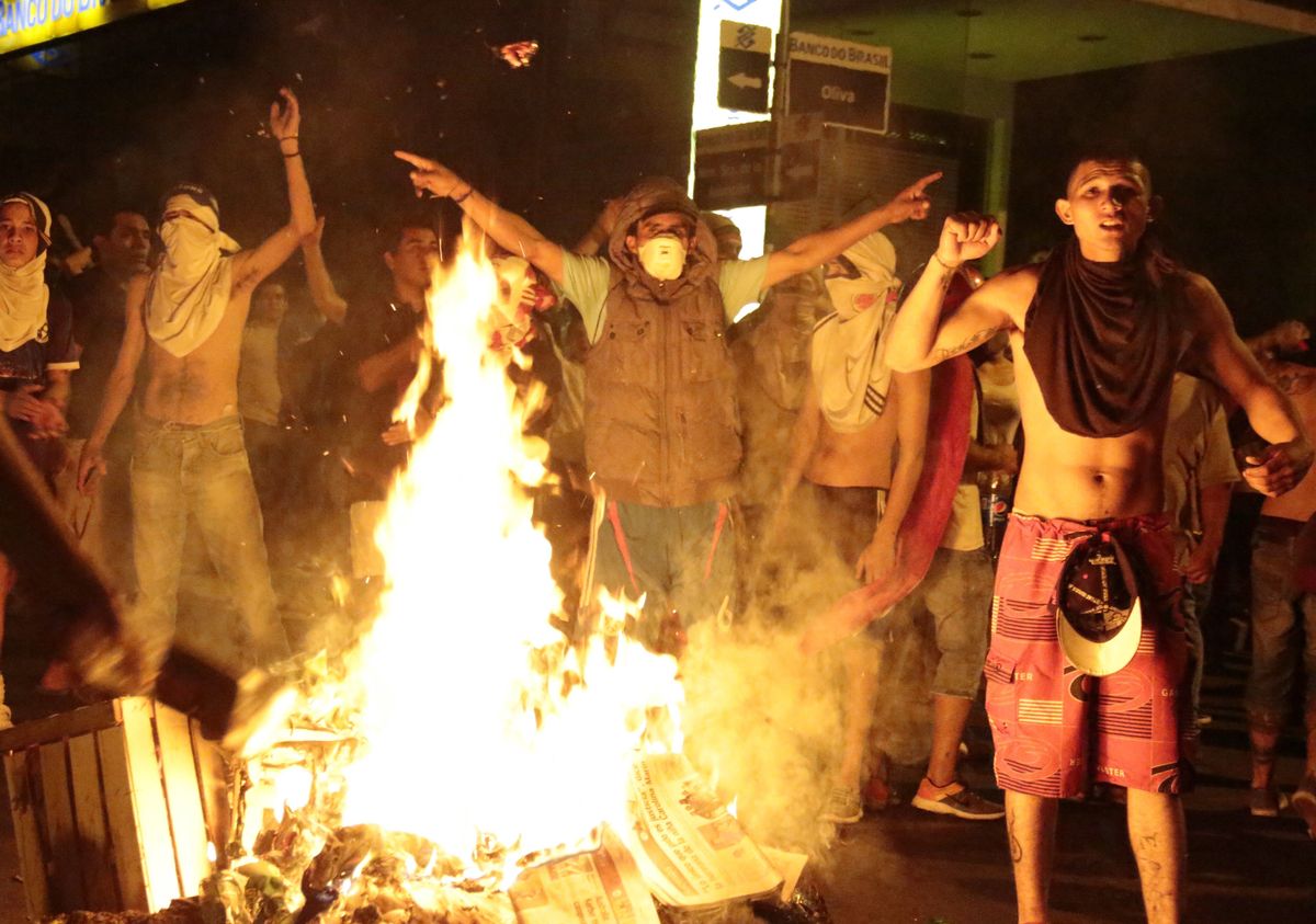 Paragwaj: wdarli się do parlamentu, a potem go podpalili
