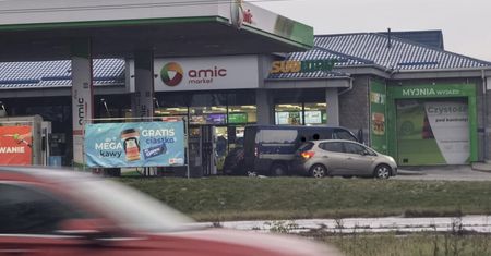 Policyjni wywiadowcy mieli nosa. Na stacji paliw zatrzymali busa. Jeden z mężczyzn miał przy sobie narkotyki [ZDJĘCIA]