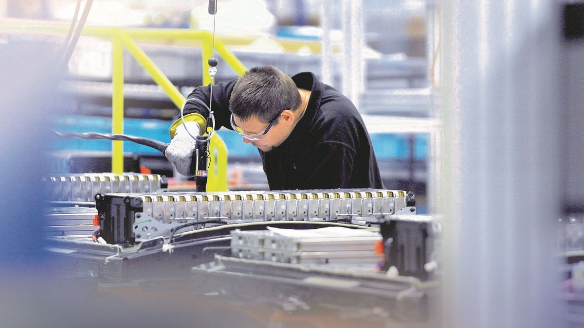 Produkcja akumulatorów (fot. Newspress)