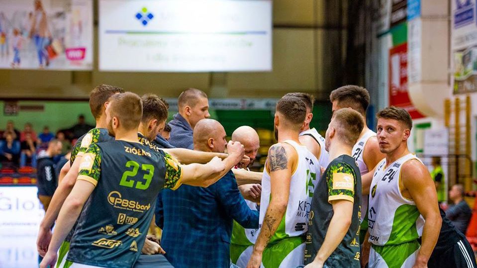 Facebook / Dariusz Błażejowski, materiały prasowe Miasto Szkła Krosno (na zdjęciu drużyna Miasto Szkła Krosno) / Drużyna Miasto  Szkła Krosno