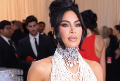 Kim Kardashian ledwo szła po schodach. Nagranie z Met Gali obiegło sieć