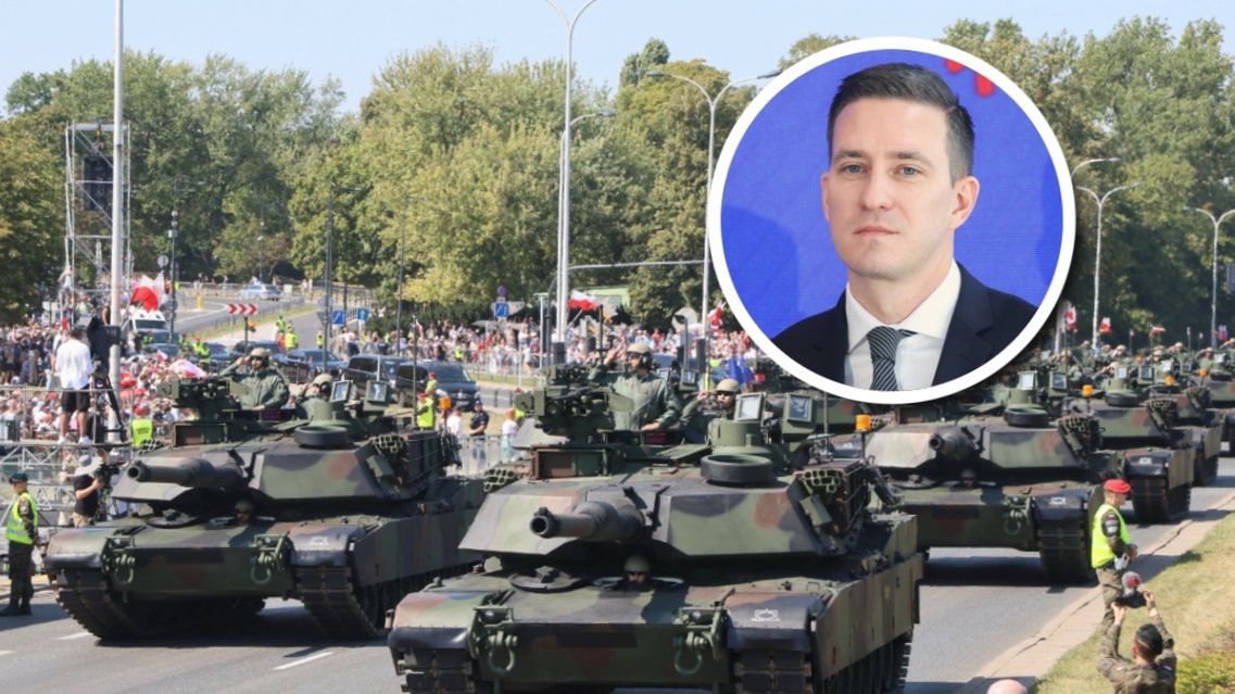 Wiceprezes PFR Mikołaj Raczyński i należące do polskiej armii czołgi Abrams podczas defilady 15 sierpnia 2025 r.