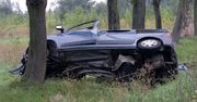 Brzezie: Samochód uderzył w drzewo. Trzy osoby w szpitalu