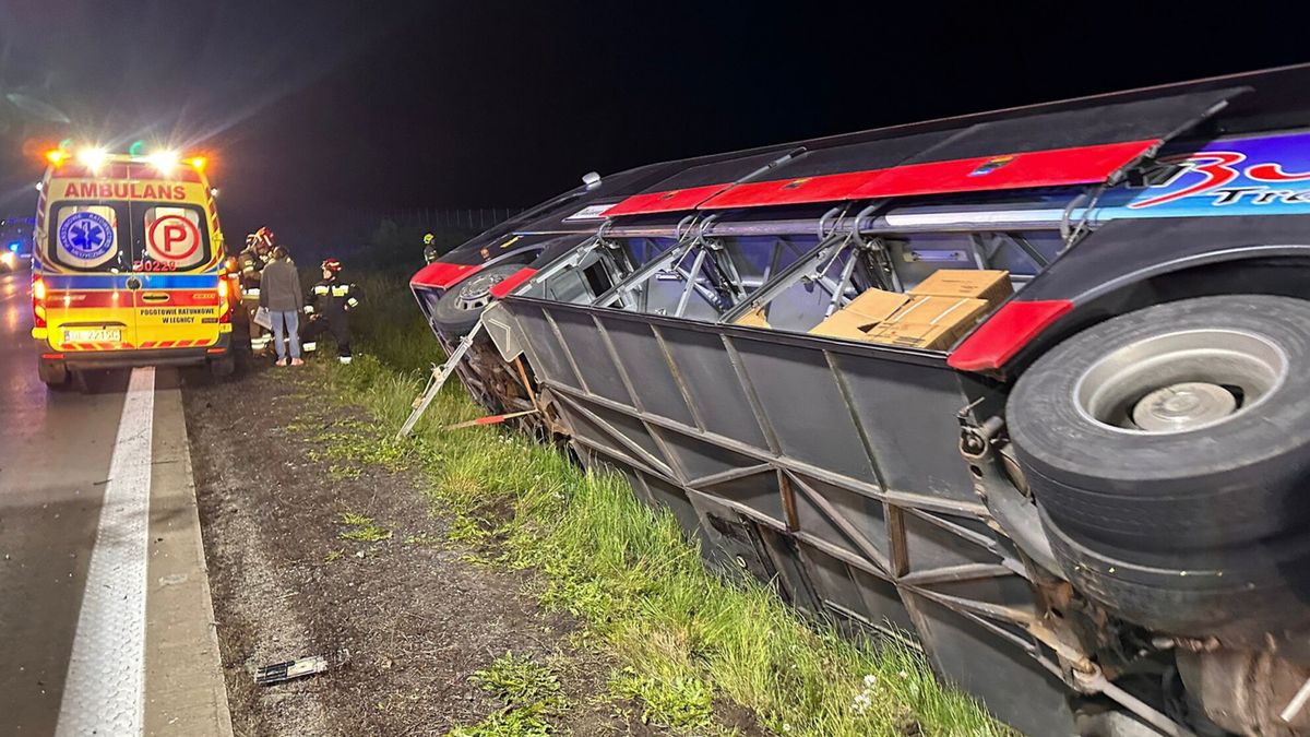 Groźny wypadek na A4. Autokar wpadł do rowu. Są ranni