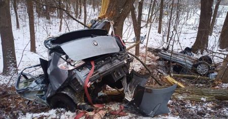 Śmiertelny wypadek w Zielonej Górze. BMW zostało rozerwane. Zginęli dwaj zielonogórzanie. Wrak auta na lawetach przerażał ludzi