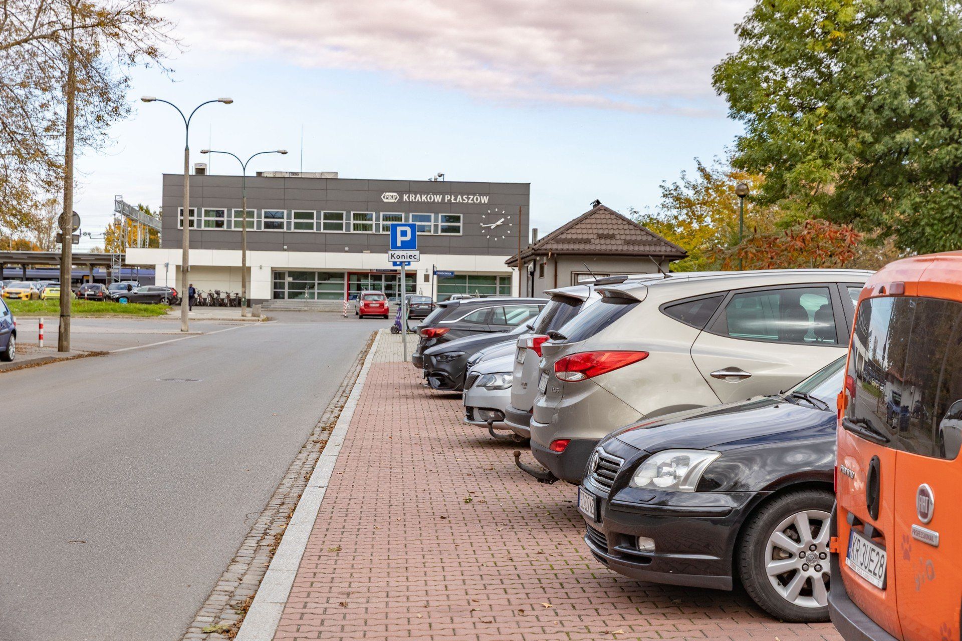 Mieszkańcy i radni z Podgórza wnioskują o rozszerzenie strefy płatnego parkowania o tereny w rejonie dworca Kraków Płaszów. 