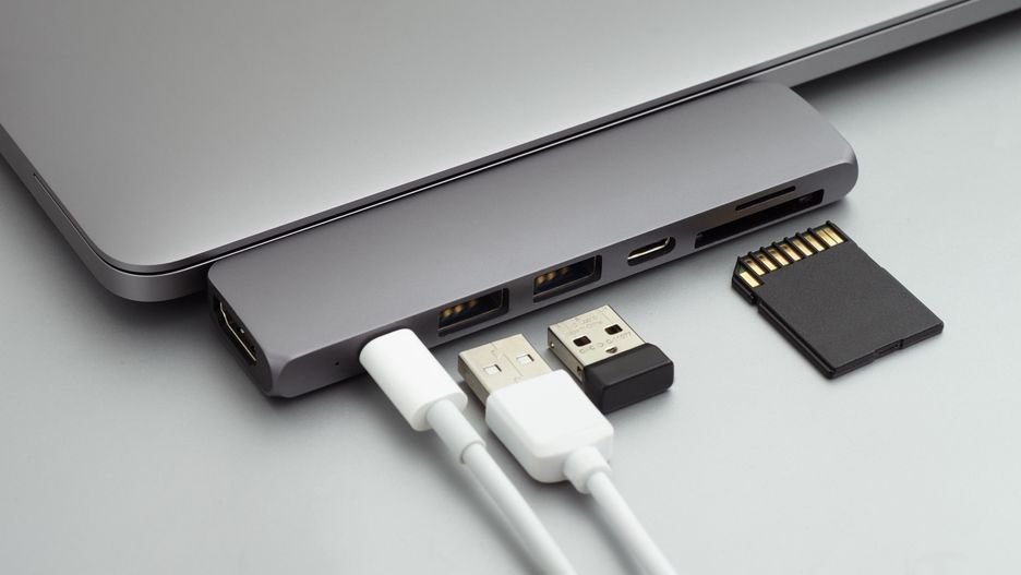 Różne wersje USB, wejście na słuchawki i czytnik kart pamięci w jednym gadżecie - to prezentowy hit