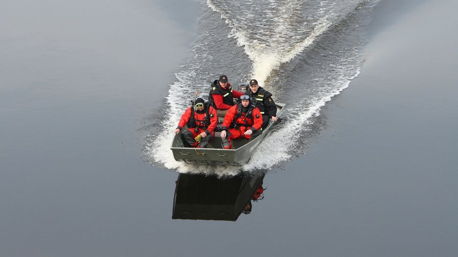 Grupa ratowników na rzece. Zdjęcie ilustracyjne