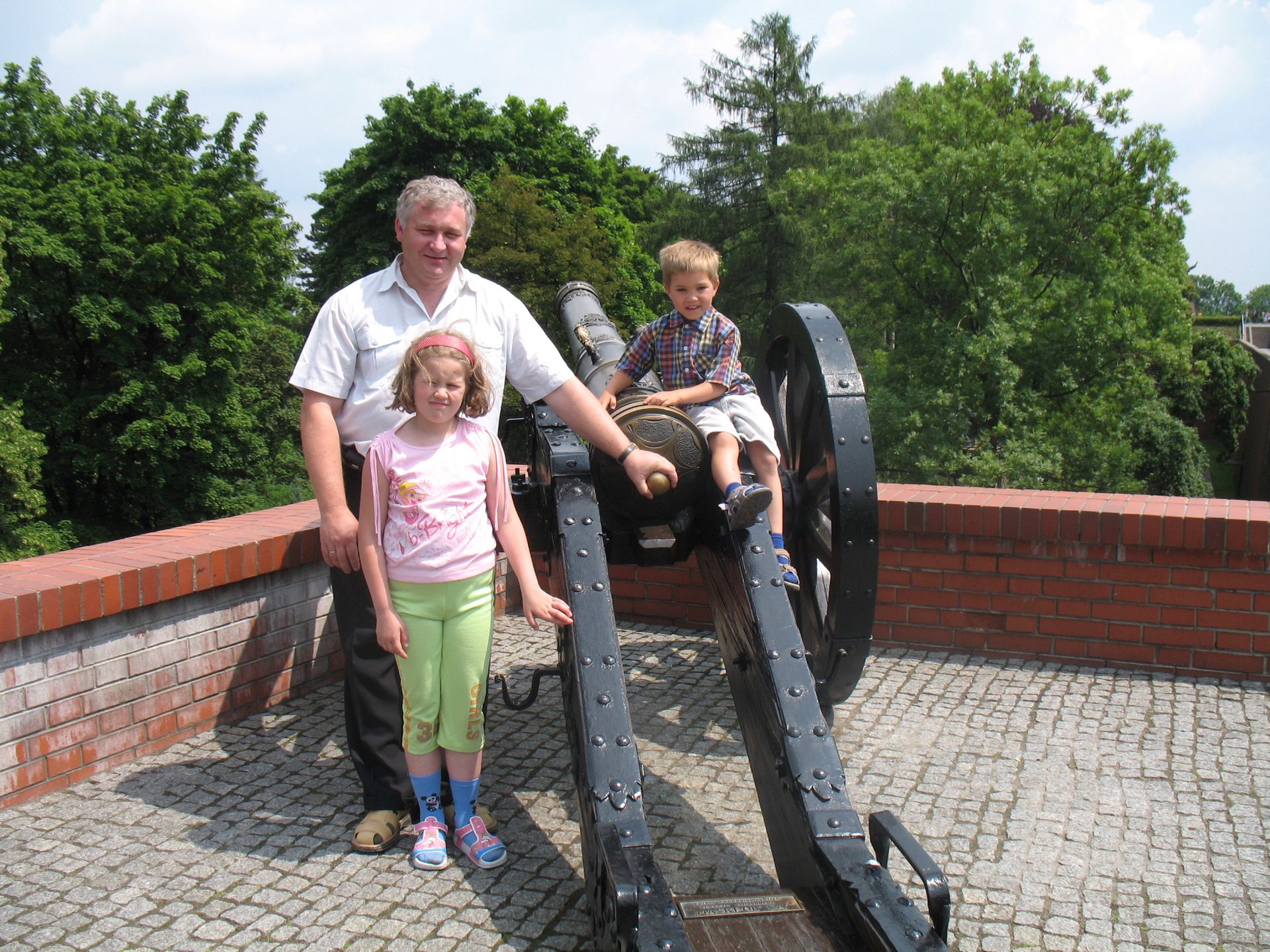 Tadeusz Węgrzyk z dziećmi, które trafiły do jego domu