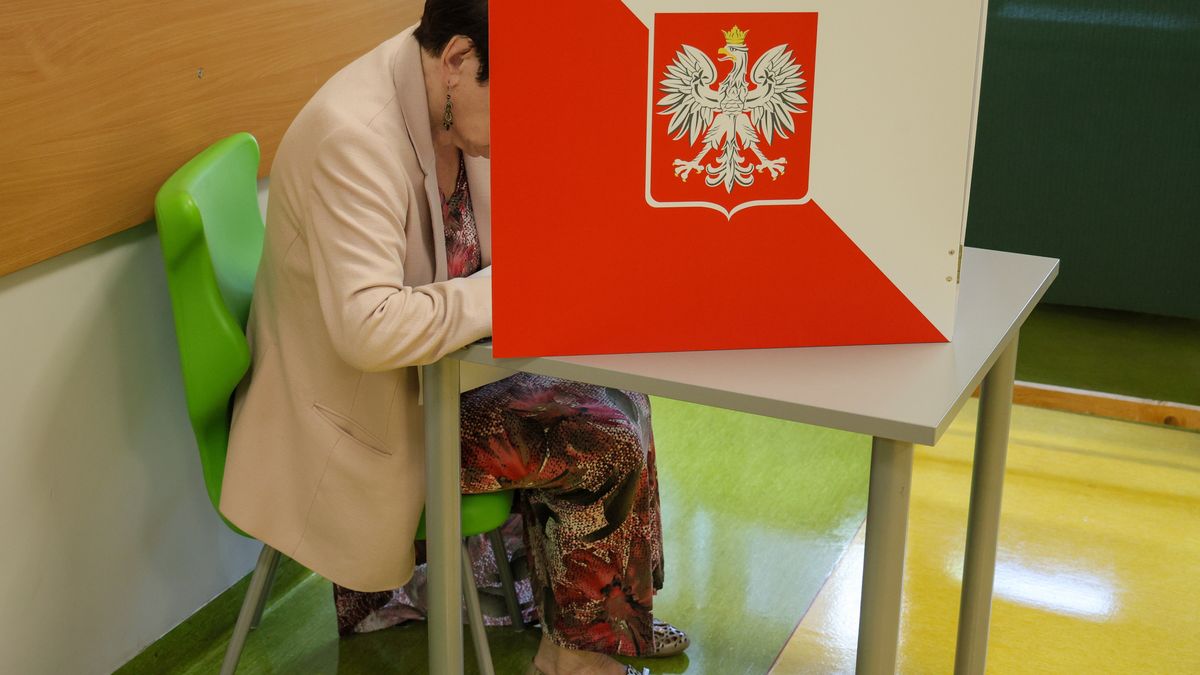 g�osowanieOtwock, 09.06.2024. Wybory do Parlamentu Europejskiego 2024. G�osowanie w lokalu wyborczym w Otwocku, 9 bm. W Polsce trwa g�osowanie w wyborach do Parlamentu Europejskiego. Do jego zako�czenia obowi�zuje cisza wyborcza. (mr) PAP/Pawe� SupernakPawe� Supernakeurowybory, g�osowanie, g�osy, lokal wyborczy, parlamentu europejskiego, wyborcza, wybory, w otwocku