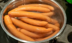 Kiedy wrzucić parówki do wody? Makłowicz wytknął nagminny błąd