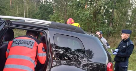 Policjant uratował mężczyznę, którego auto po kolizji stanęło w płomieniach.