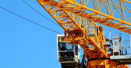 Zasłabł operator żurawia. Koledzy ściągnęli go w pojemniku na beton