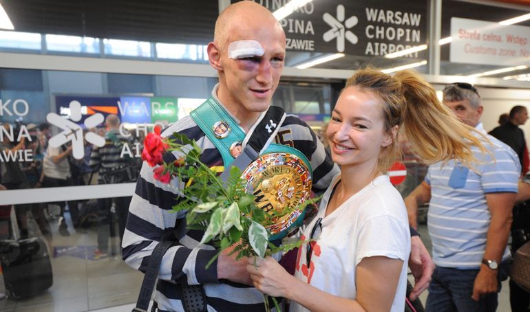 Krzysztof Włodarczyk z żoną po powrocie z Rosji