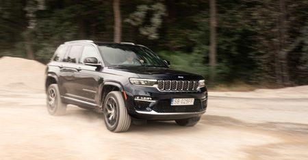 Test: Jeep Grand Cherokee z hybrydą plug-in. Przynajmniej pali jak V8