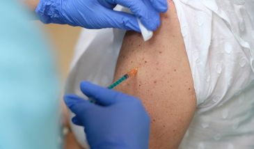 AstraZeneca. Doktor Cessak wymienił możliwe odczyny po szczepieniu