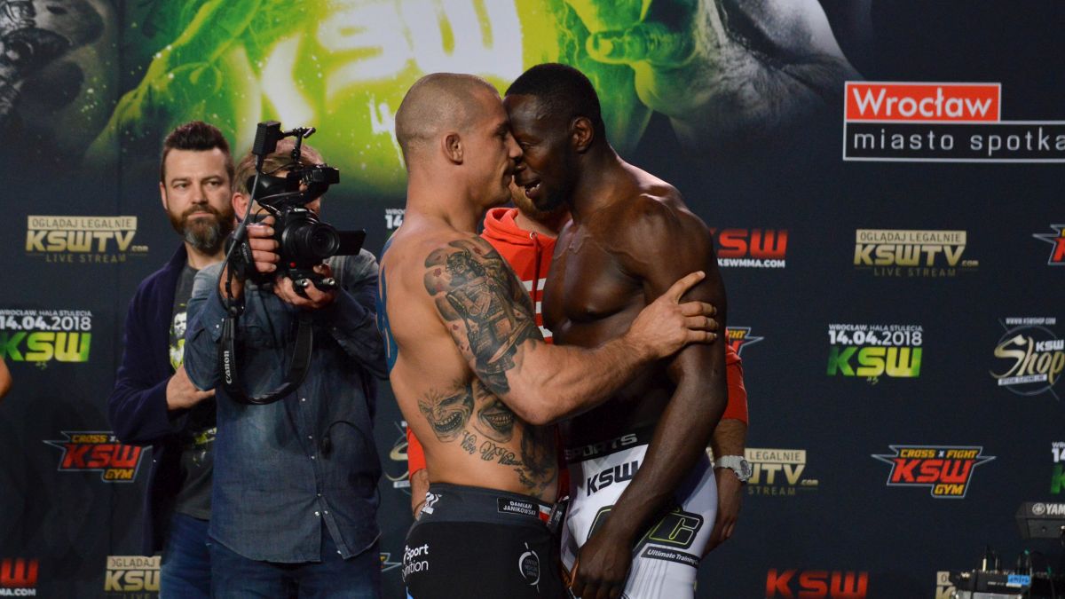 Damian Janikowski i Yannick Bahati na ceremonii ważenia przed KSW 43 