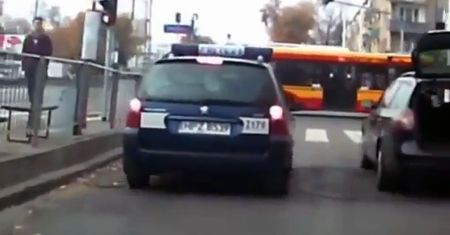 Polska policja łamie przepisy [wideo]