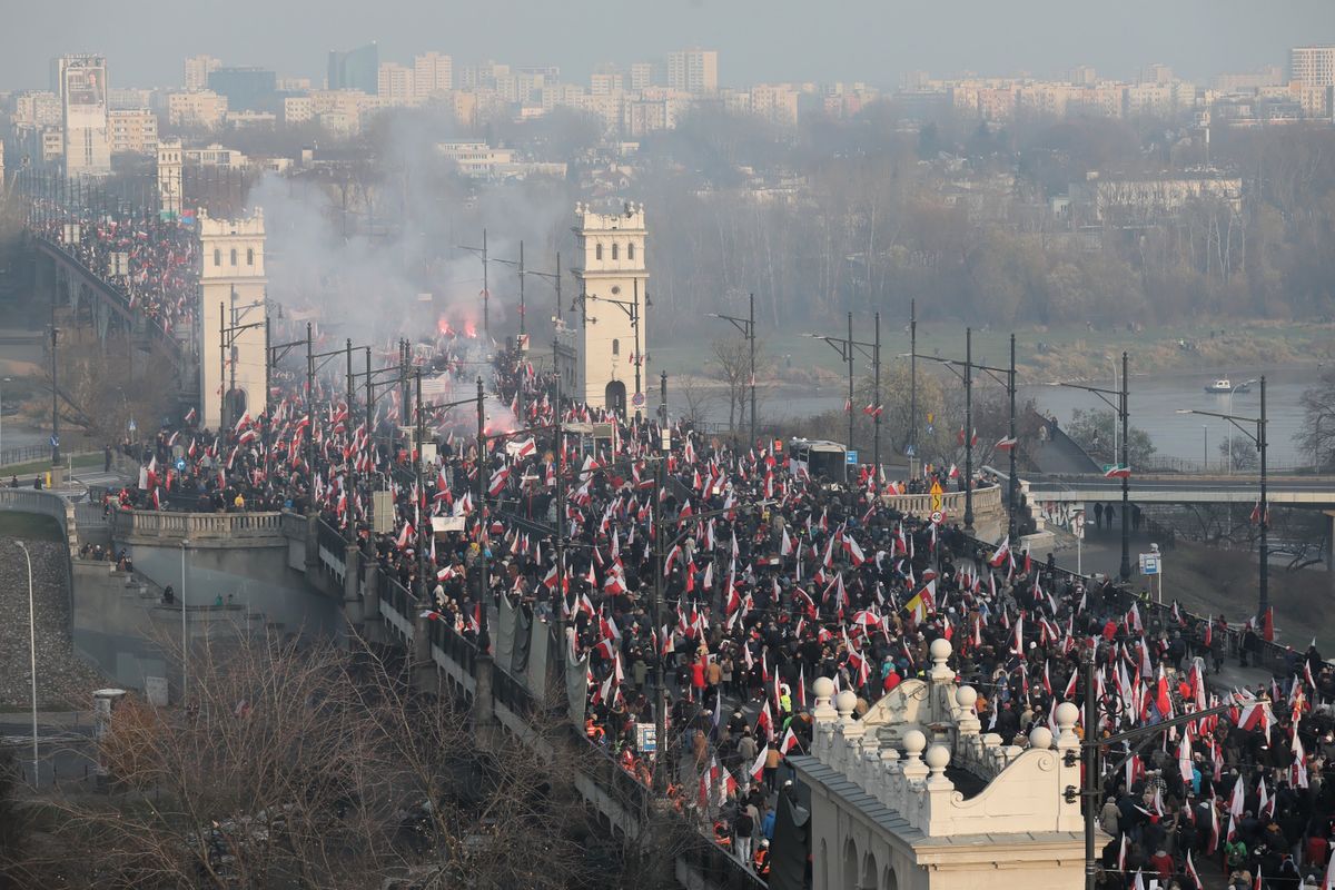Marsz Niepodległości idzie ulicami Warszawy [RELACJA NA ŻYWO] 