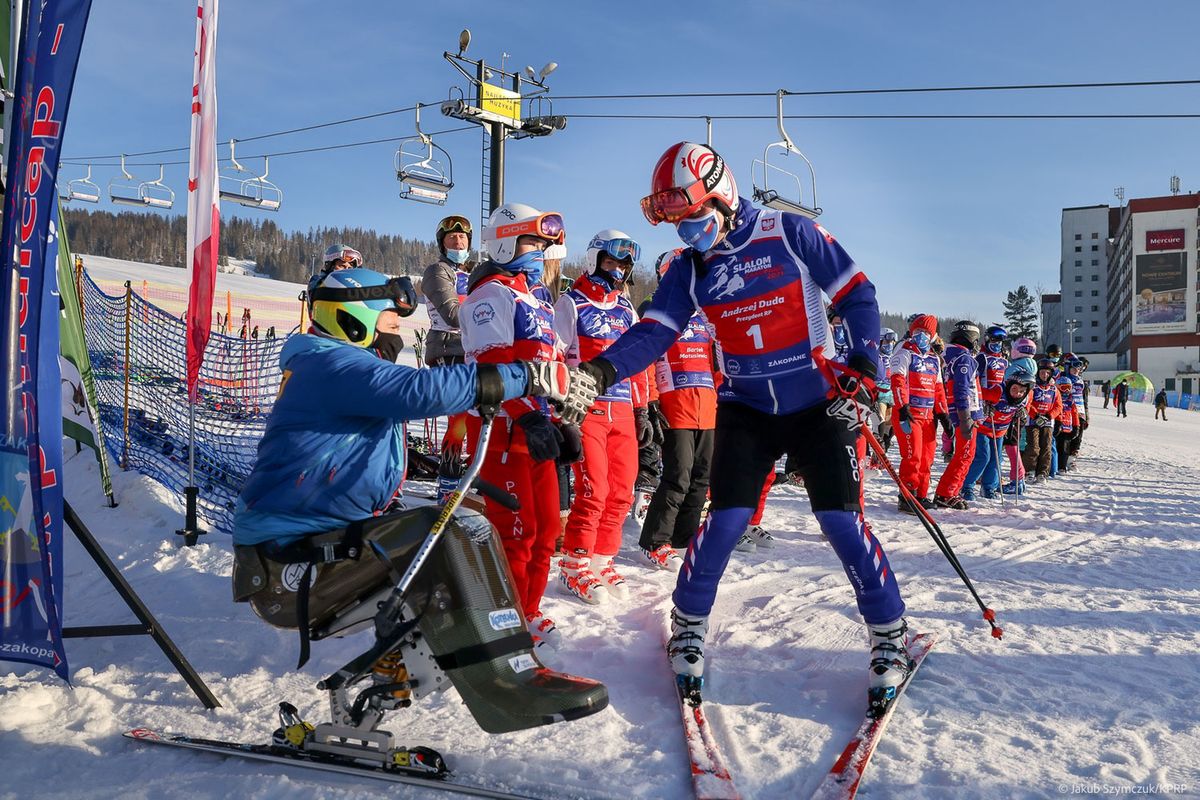 Andrzej Duda wziął udział w charytatywnej imprezie narciarzy. Pod stokiem czekali protestujący przedsiębiorcy z ciupagami