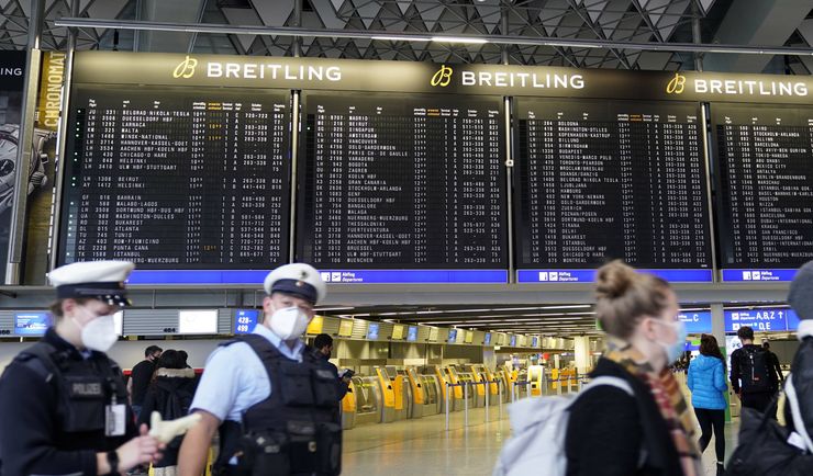 Niemcy. Ewakuacja lotniska we Frankfurcie. Pogłoski o broni i bombie