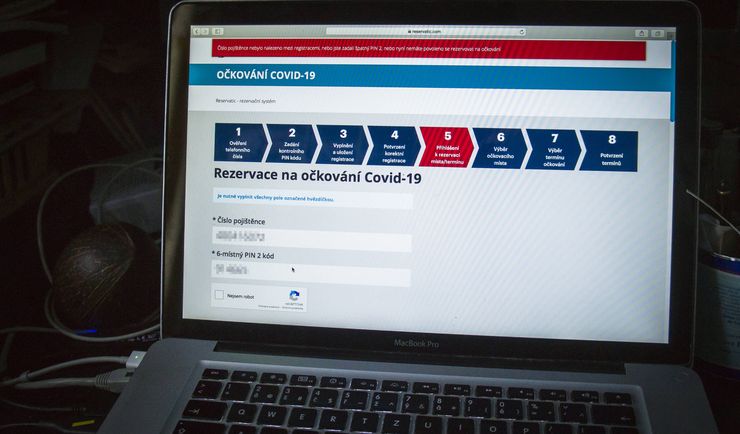 Szczepienia na COVID. Problem Polaków w Czechach