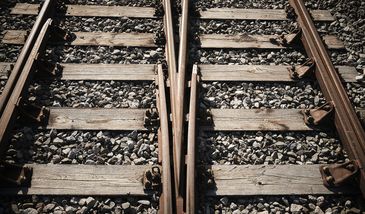 Będzin. Kobieta, przechodząc przez tory, została potrącona przez pociąg.