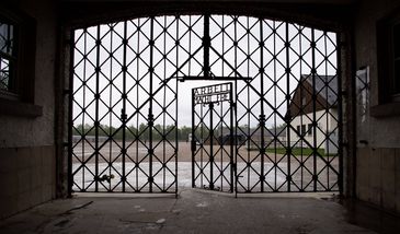 Joe Biden zarzuca muzeum KL Dachau fałszowanie historii. "Okrutne detale zostały złagodzone"
