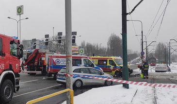 Bytom. Zderzenie karetki z samochodem osobowym. Jedna osoba ranna
