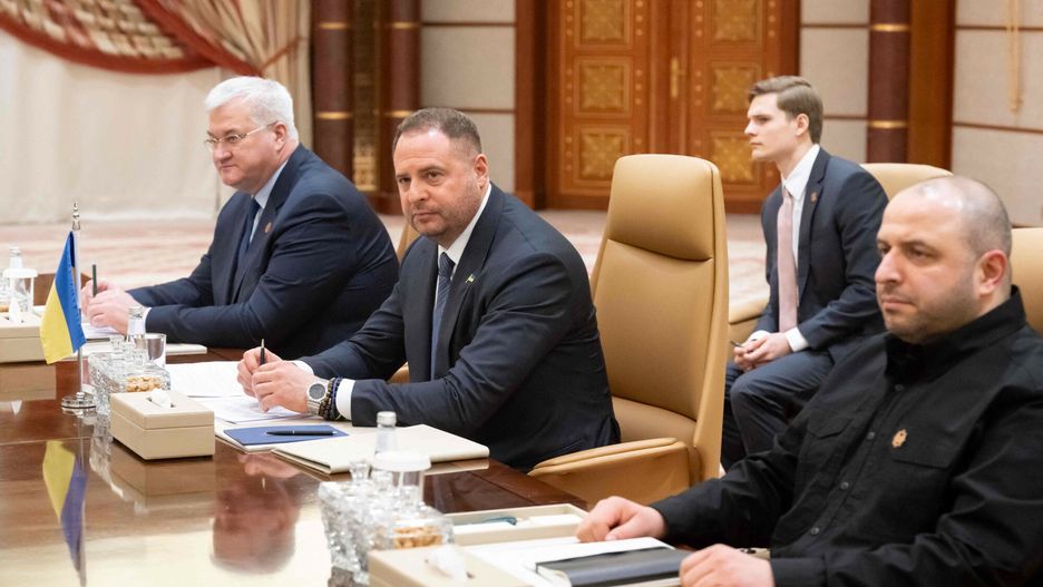Rozmowy przedstawicieli USA i Ukrainy w D?uddzie
Ukrainian Foreign Minister Andrii Sybiha (L), Ukrainian Head of Presidential Office Andriy Yermak (C) and Ukrainian Minister of Defense Rustem Umerovto (R) hold a meeting with Us officials in Jeddah on March 11, 2025. In the Saudi-hosted talks, Ukraine is to present the US with a plan for a partial ceasefire with Russia, hoping to restore support from its key benefactor, which under President Donald Trump has demanded concessions to end the three-year war. (Photo by SAUL LOEB / POOL / AFP)
SAUL LOEB