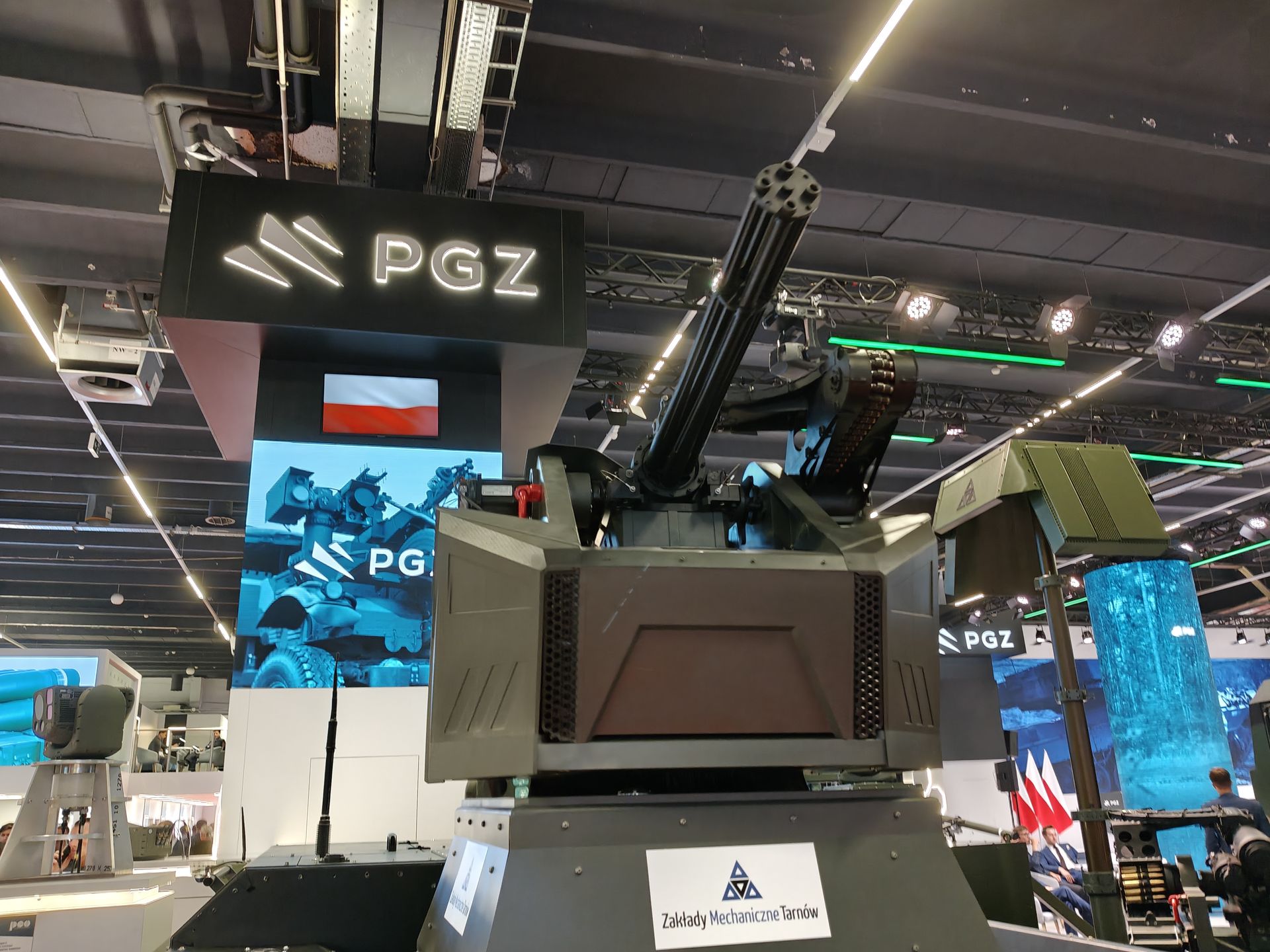 WLKM 12,7 na podwoziu kołowym i wersji stacjonarnej.