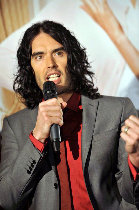 "Russell Brand oskarżony o gwałt i napaści seksualne – brytyjski komik stanie przed sądem"