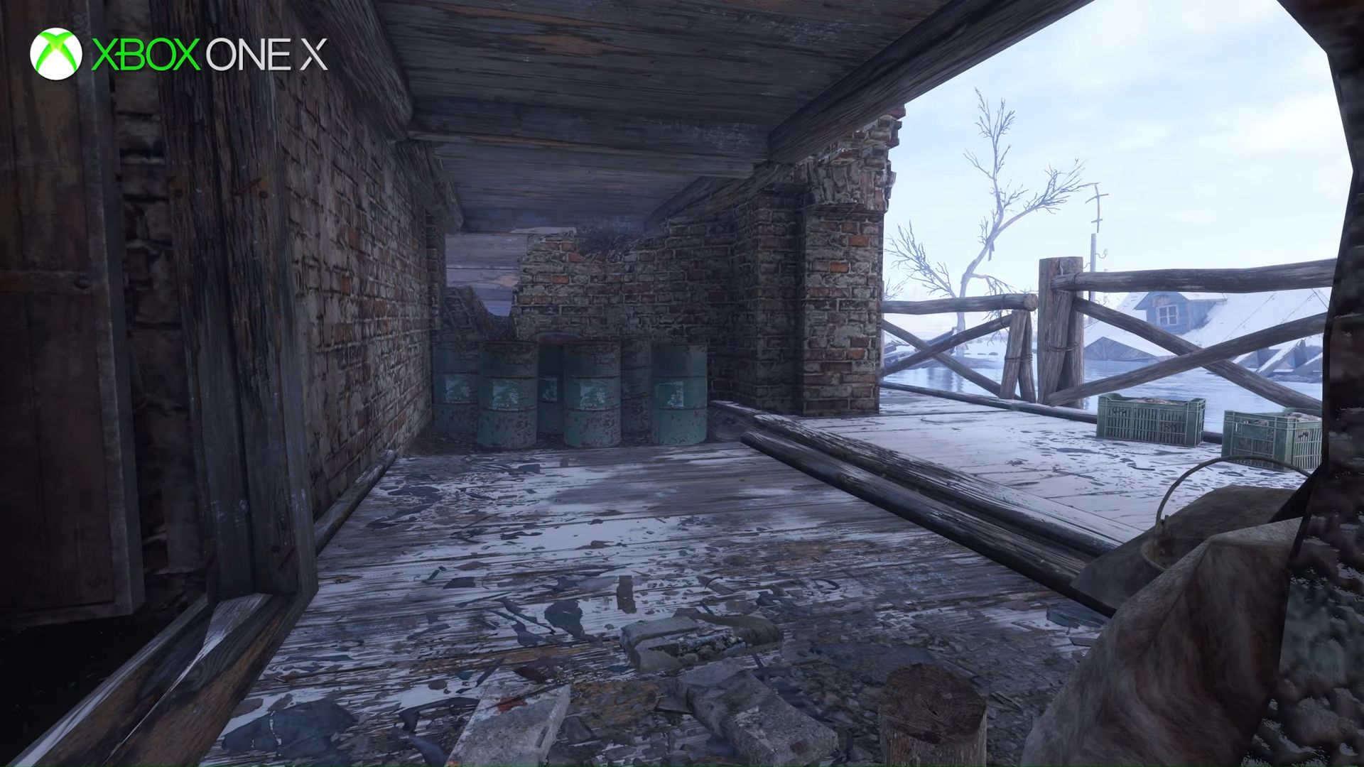 Po lewej wersja Metro Exodus na Xbox One X bez ray tracingu, po prawej: na Xbox Series X z ray tracingiem