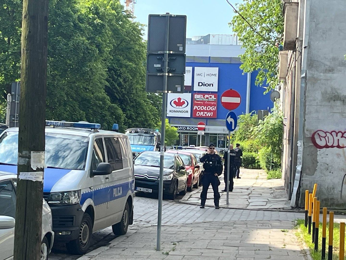 Rodzina z dziećmi zabarykadowała się w mieszkaniu