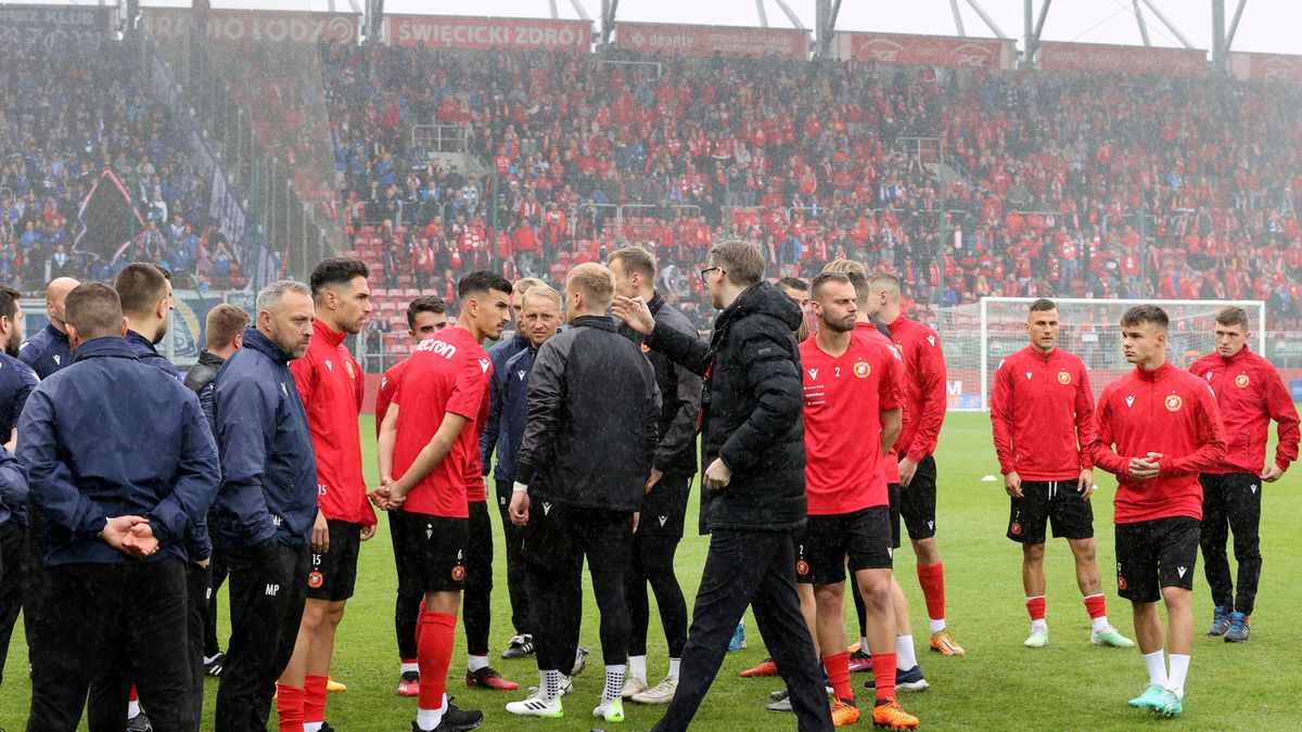 PAP / Marian Zubrzycki / Na zdjęciu: piłkarze Widzewa Łódź po decyzji o odwołaniu meczu z Ruchem Chorzów