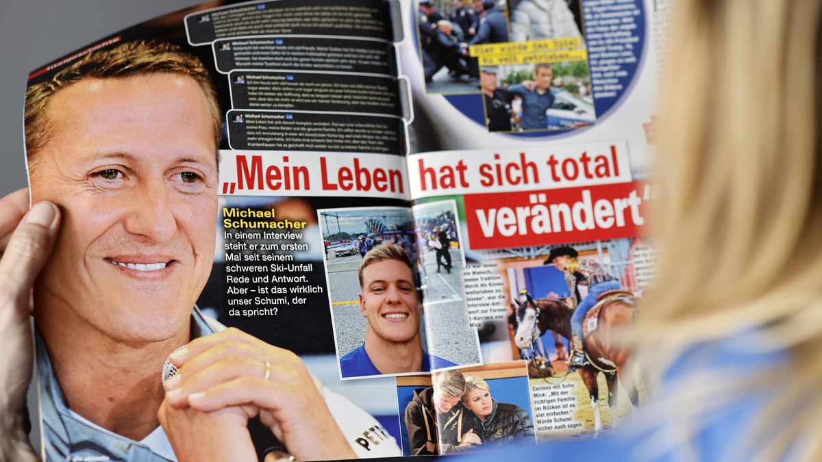 A woman reads the edition of German weekly magazine Die Aktuelle with the cover announcing a fake interview with Michael Schumacher, in Berlin, Germany, 20 April 2023. A spokesperson for the Schumacher family announced to take legal actions against the magazine that runs their cover with a story with a picture of Schumacher and under the headline "Michael Schumacher, the first interview" which was generated by an artificial intelligence (AI) chatbot. Formula One legend Schumacher retreated from public life following a skiing accident in the French Alps in 2013 and his family has remained protective of his privacy. EPA/HANNIBAL HANSCHKE Dostawca: PAP/EPA.