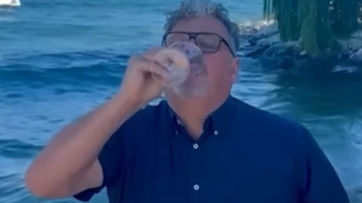 Burmistrz uspokaja turystów pijąc wodę z jeziora Garda