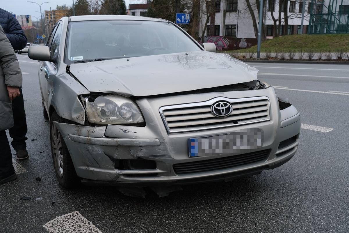 Zderzenie toyoty z peugeotem na ul. Józefa Poniatowskiego w Lublinie