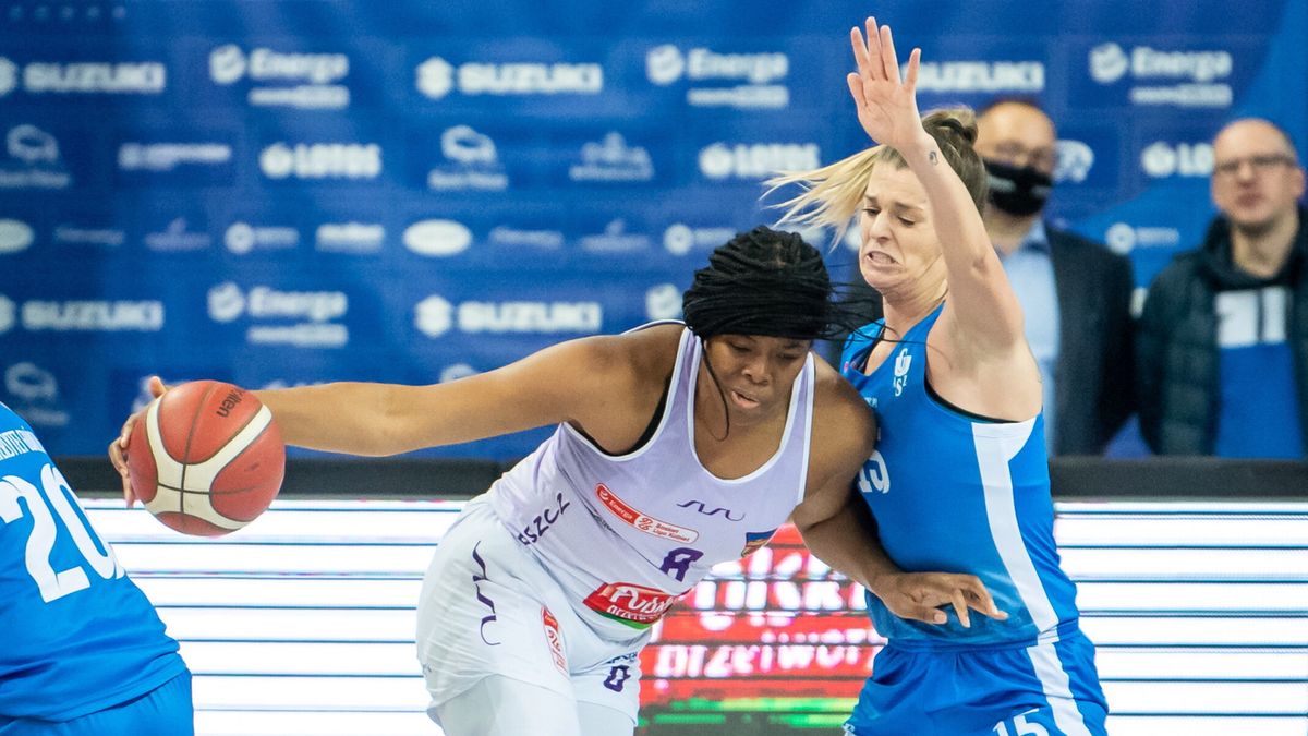 Jillian Alleyne (z piłką) i Żaneta Szczęśniak