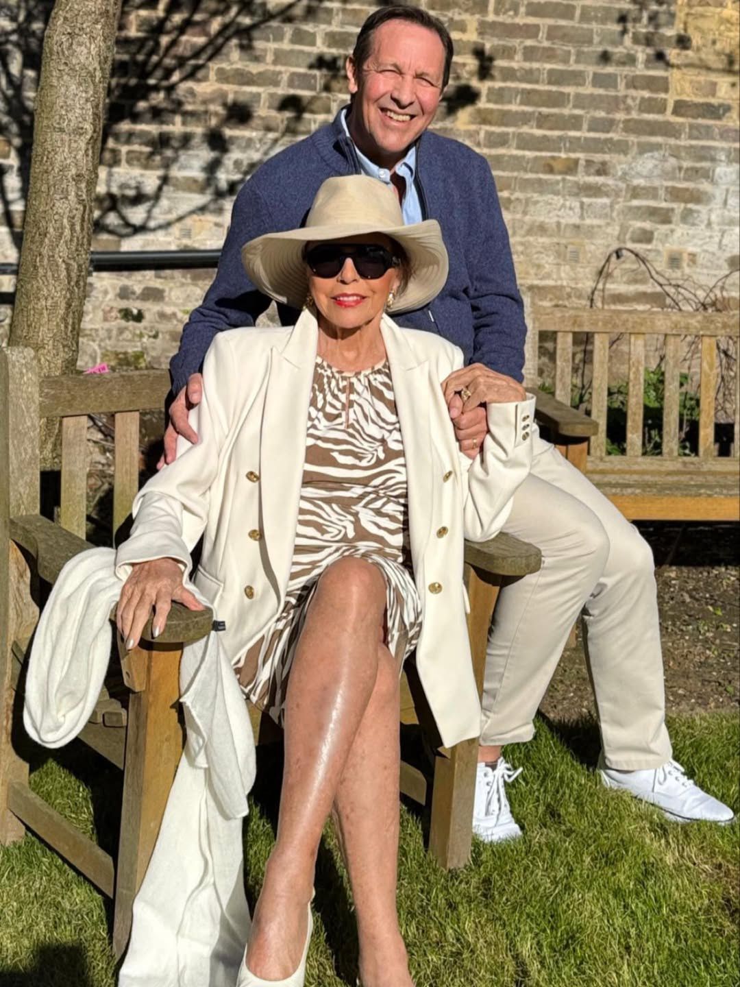 92-letnia Joan Collins odsłania nogi, pozując u boku męża