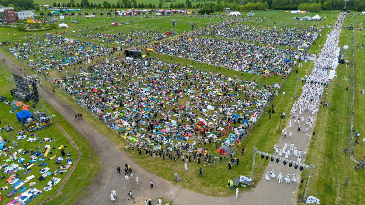 Pola Lednickie, 07.06.2025. XXIX Ogólnopolskie Spotkanie Młodych Lednica 2000 na Polach Lednickich, 7 bm. W programie wydarzenia, odbywającego się w tym roku pod hasłem ?Zawsze w górę?, znalazły się msza św., czuwanie modlitewne, a także pole rozmów, pole spowiedzi, kilkanaście warsztatów, koncerty, konferencje i strefa sportowa. (sko) PAP/Paweł Jaskółka