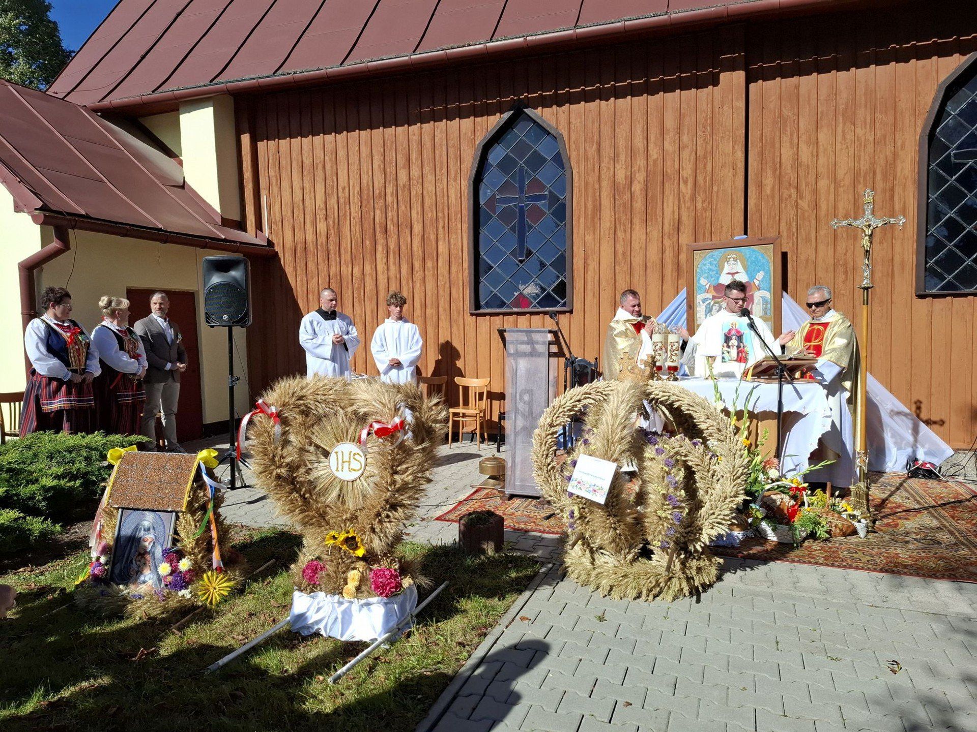 Święto Plonów Gminy Wąchock rozpoczęło się mszą świętą dziękczynna w kaplicy świętej Zofii w Ratajach